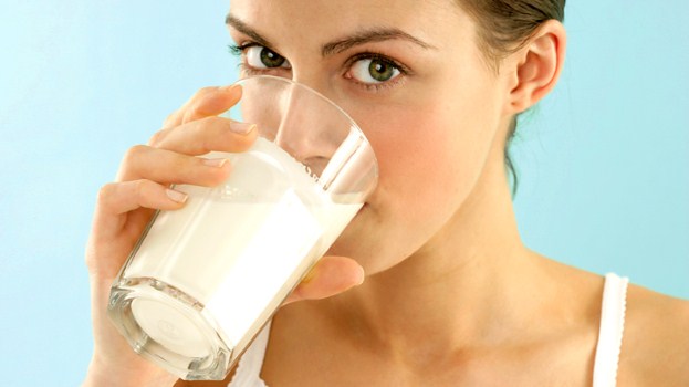 Drinking-Milk-May-Slow-Knee-Arthritis-in-Women-RM-722x406