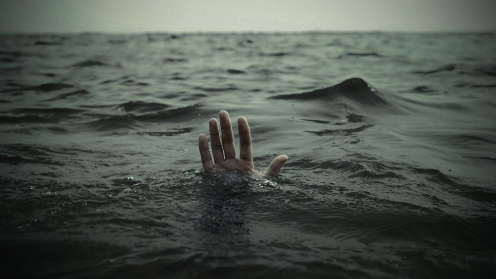Hands-Drowning-Sea