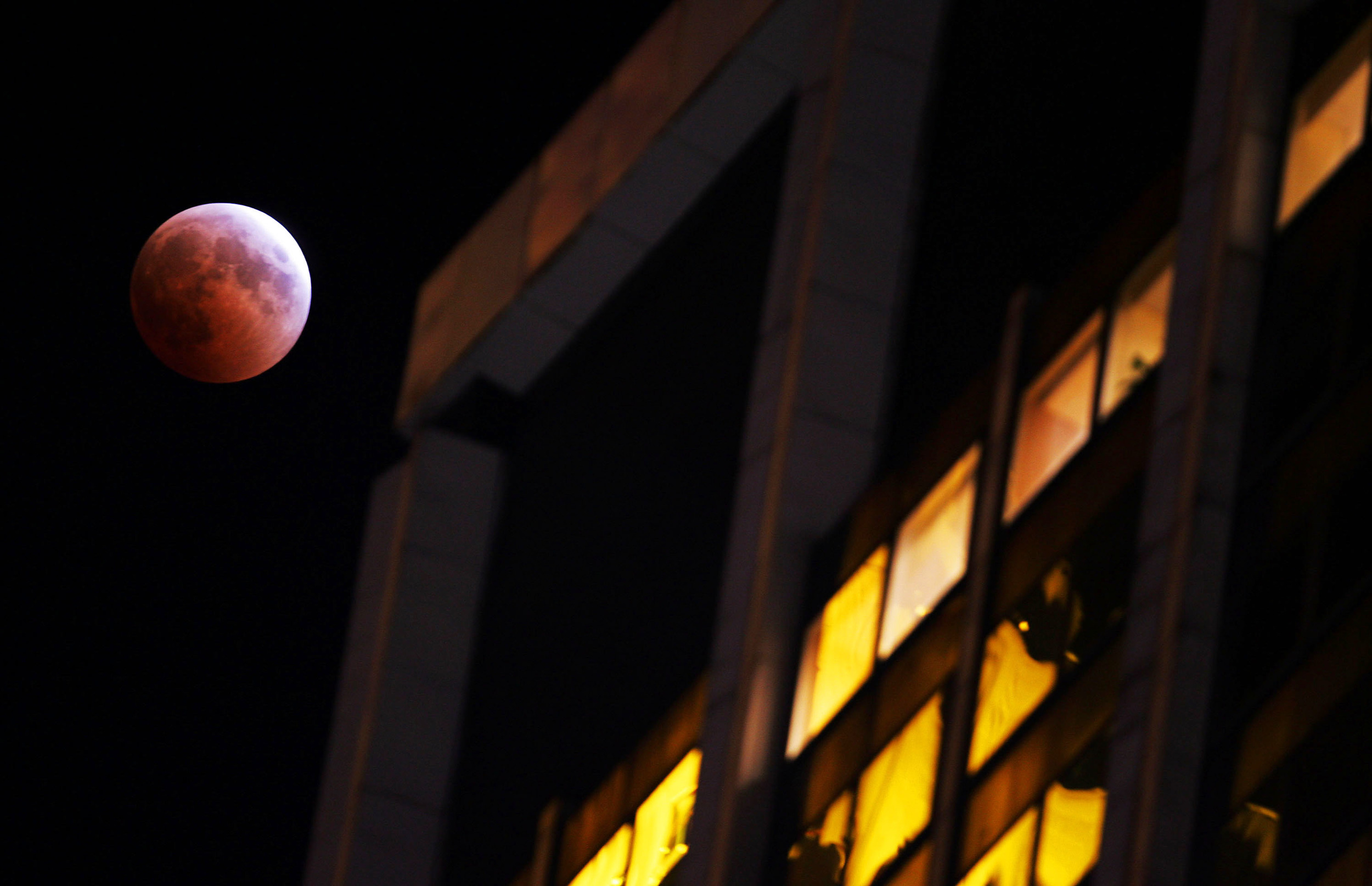 Сегодня будет затмение луны. Лунное затмение Нью Йорк. Кровавая Луна в Твери. Школа лунного затмения.