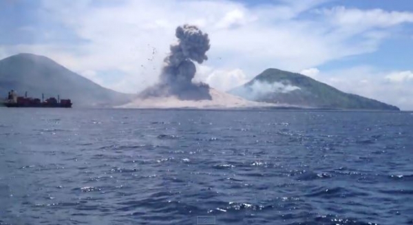 volcano-erupts-on-papua-new-guinea-with-sonic-boom