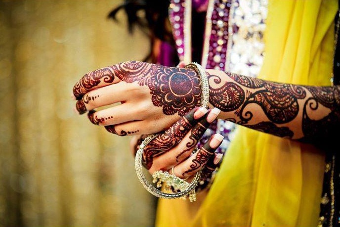 alt="Bride Hand Designs with Henna"