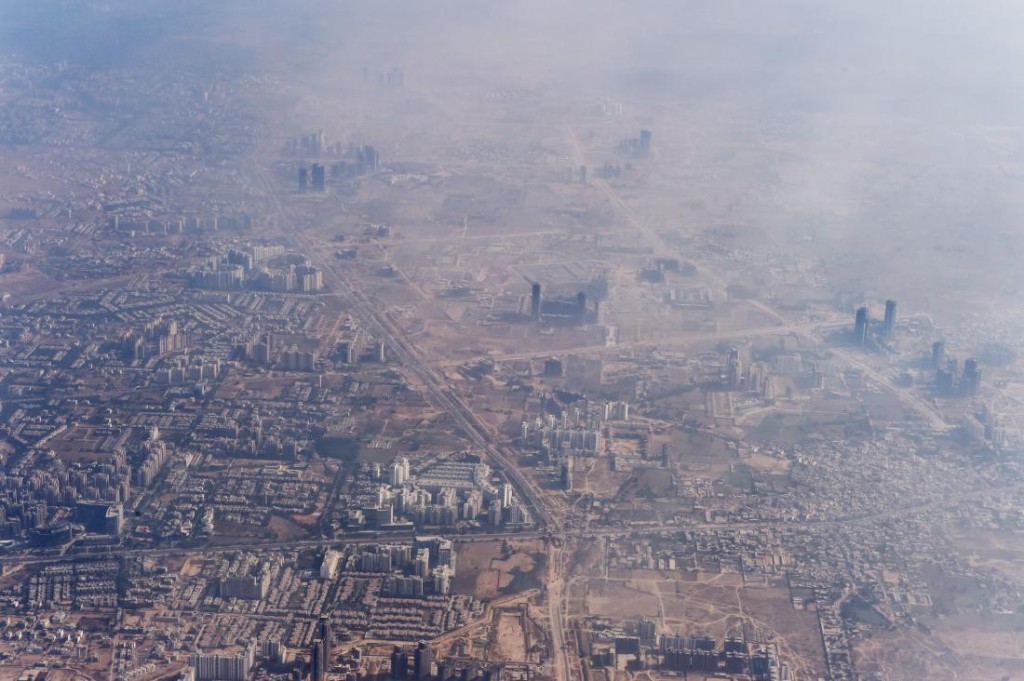 alt="Smog envelops buildings on the outskirts of the Indian capital New Delhi on November 25, 2014. AFP PHOTO/Roberto SCHMIDT (Photo credit should read ROBERTO SCHMIDT/AFP/Getty Images)"
